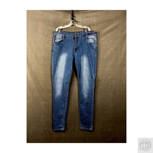 GIRL VIVI Straight Women's Jeans Size 5 Medium Wash Distressed