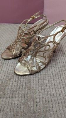 Valentino Garavani Gold Slingback Flower Cutout Heels EU 39 Pre-Owned Good Condi 2