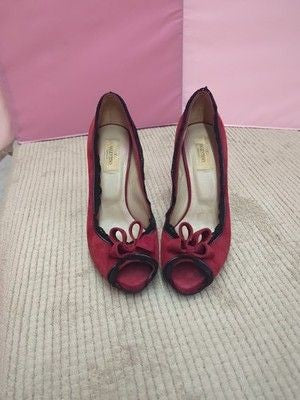 Vintage Valentino Garavani Red Suede Peep Toe Bow Pumps – Size 38.5 (US 8) 4